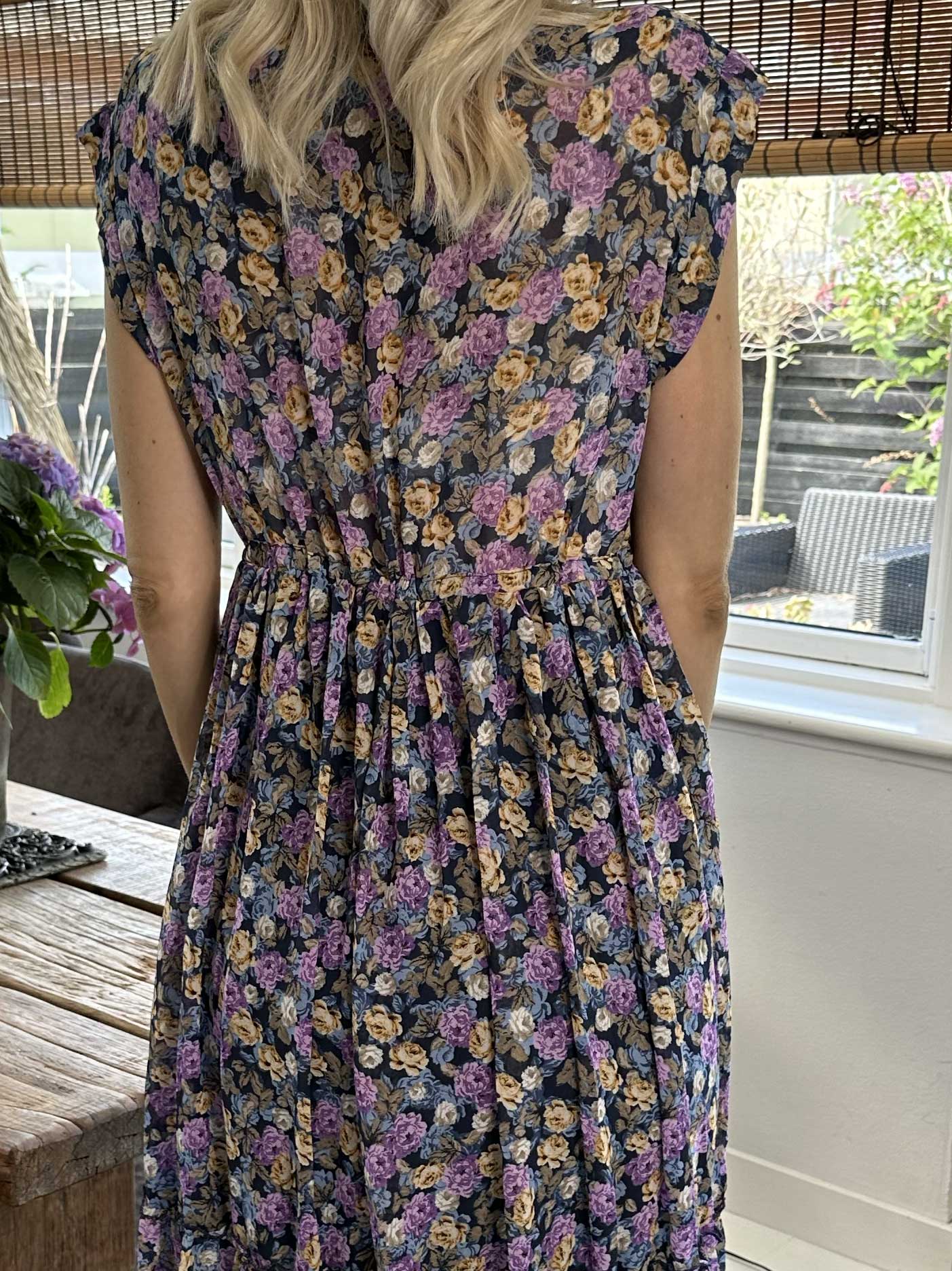 Alberte - Söt sommarklänning i chiffong med blommönster